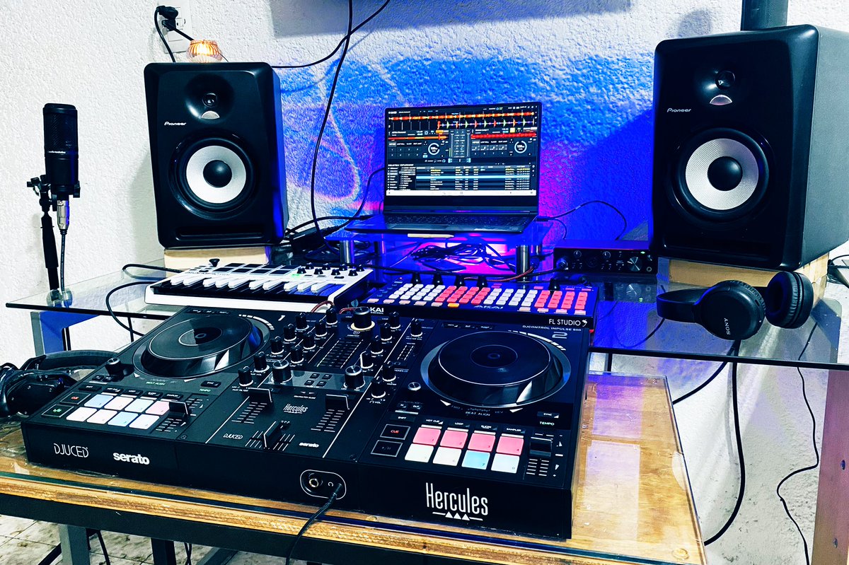 Blocdnotas's tweet photo. Goals!? 😍 Now I'm just missing a great desk 🔥😅
.
.
.
#dj #flstudio #musicproduction #edm #housemusic #youngproducer #hercules #akai #djuced #inpulse500 #MPKmini #pioneerdj #msi #focusrite #audiotechnica #vmoda #sony #FL20 https://t.co/DeicHIFZV7