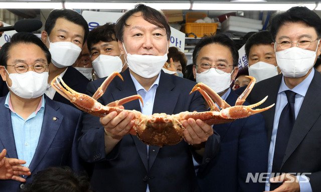 서민은 3인이상 모임금지이고
특권층은 3인이상 모여도 된다고
하늘이 허했냐?
대통령에 출마하려는자가 국가기관의
지침을 어긴다.
스스로 자격미달이라고 굉고한다.
