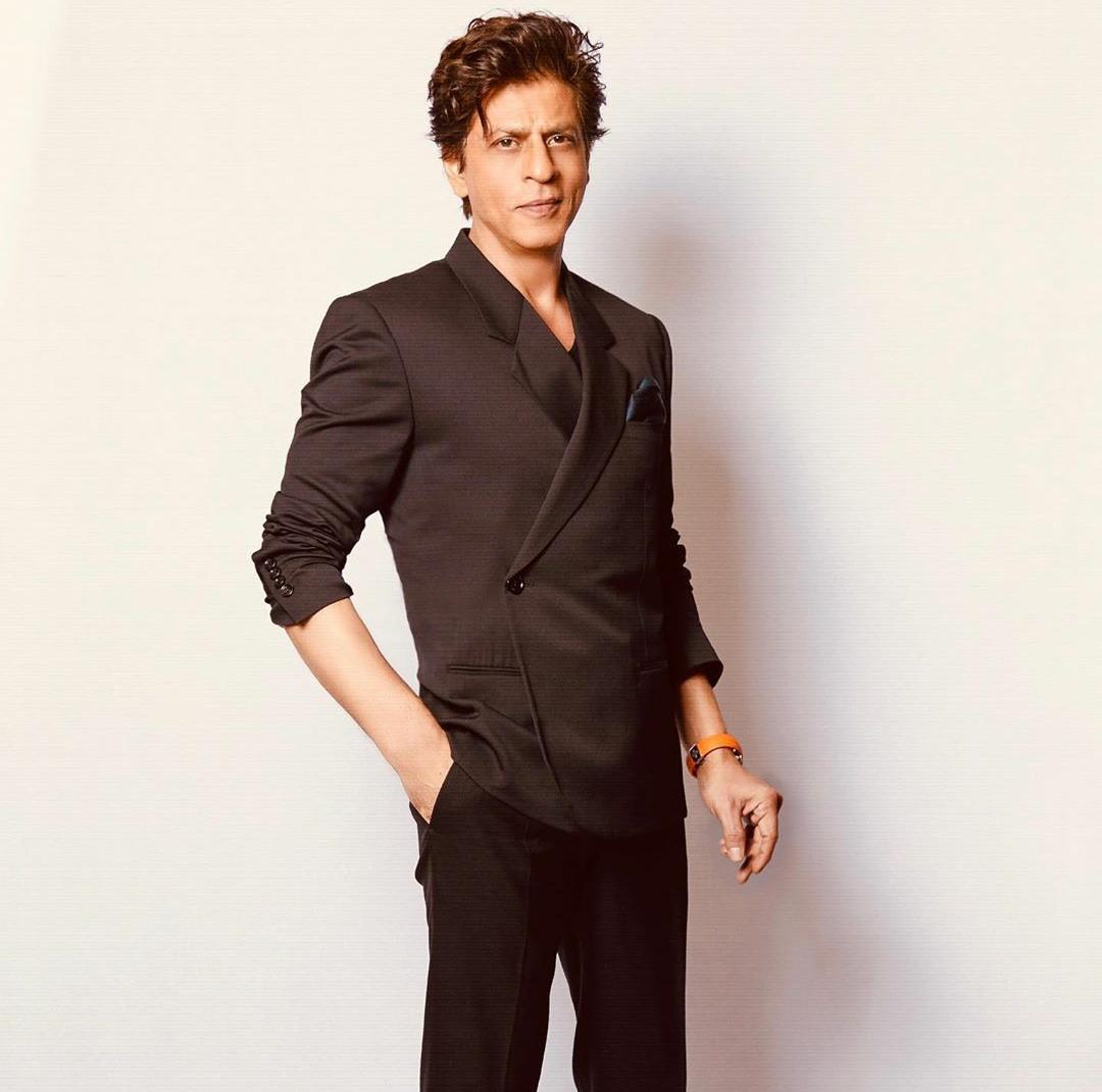 teamsrknepal's tweet photo. Dashing black suit and a charming smile, and that is making us fall for him🥰

@iamsrk @teamsrkfc @RedChilliesEnt | #ShahRukhKhan #SRK https://t.co/4E1d3YUROS
