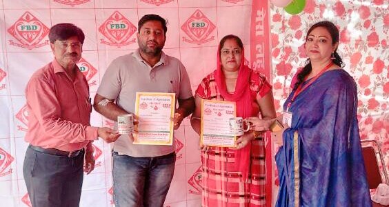SocialM201's tweet photo. सहारनपुर फैमिली ऑफ #ब्लड डोनर्स ट्रस्ट के द्वारा कारगिल विजय दिवस पर रामपुर मे आयोजित हुआ रक्तदान शिविर, 565 लोगो ने #रक्तदान कर स्थापित किया #रिकॉर्ड, वहीं #संस्था अध्यक्ष पंकज पंचाल व टीम समन्वयक सोनिया कपूर सहित पदाधिकारियो ने प्रशस्ति पत्र देकर रक्तदाताओं का किया उत्साहवर्धन। https://t.co/o2CRcajy0l