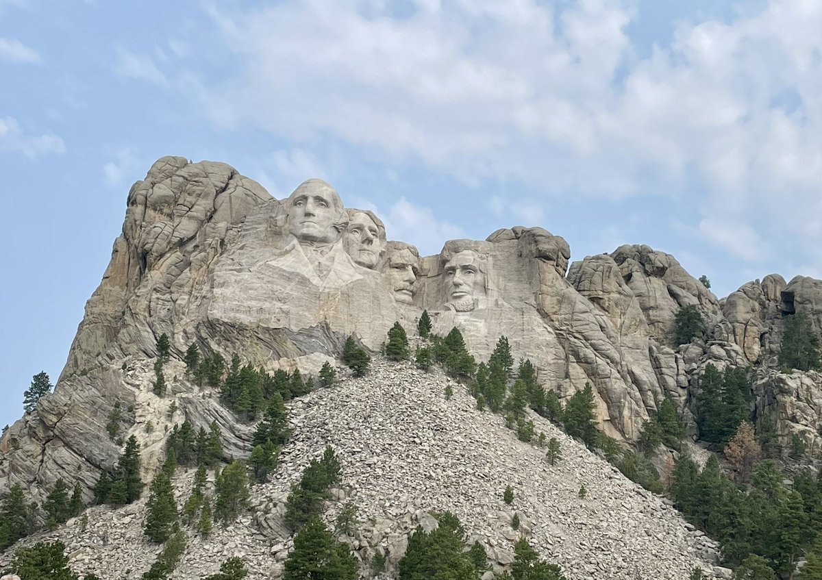 KennethCSummers's tweet photo. On our way to Yellowstone. Badlands, Mount Rushmore, Devil's tower, etc etc https://t.co/osmwdQFkIt