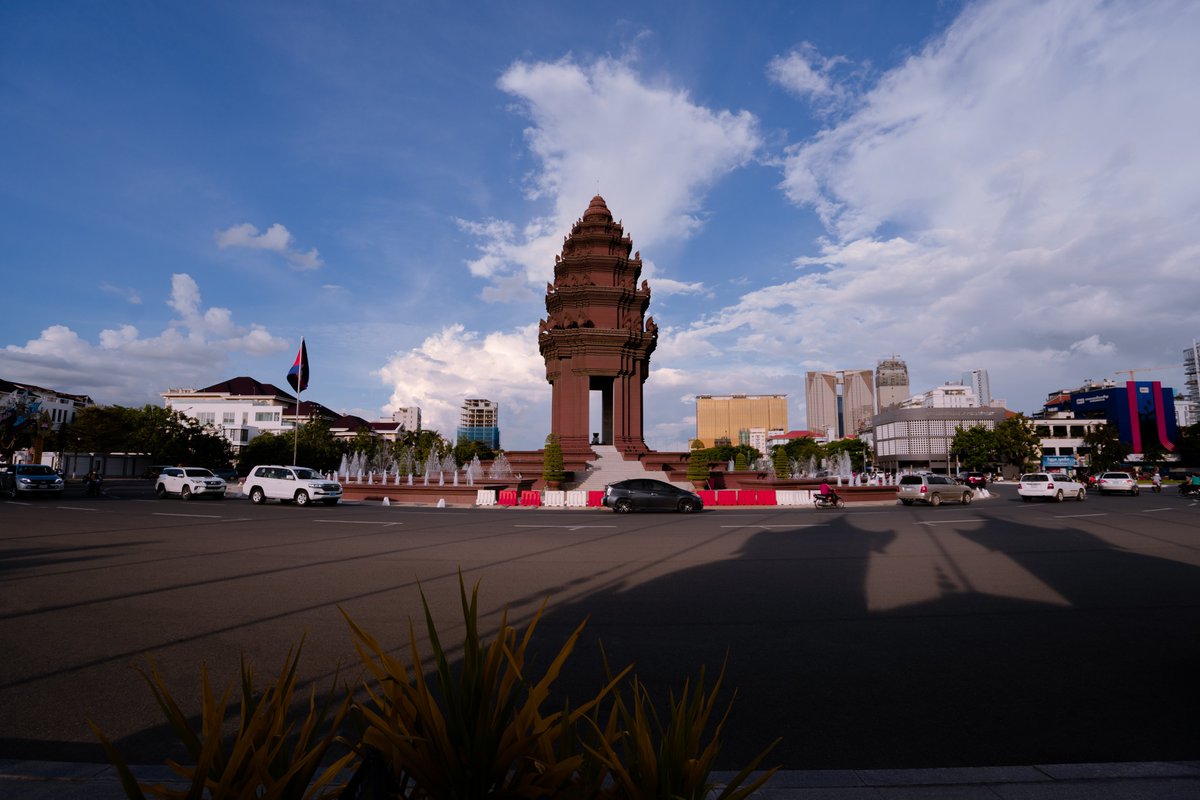 AngkorTrinity's tweet photo. By car, by remok, by bicycle or by walk this place is uniquely beautiful from all angles both day and night. 
This #IndependenceMonument sits with an appropriate air of solemnity at the centre of a traffic circle at the junction of Sihanouk and Norodom boulevards. https://t.co/SIdmwnWyE4