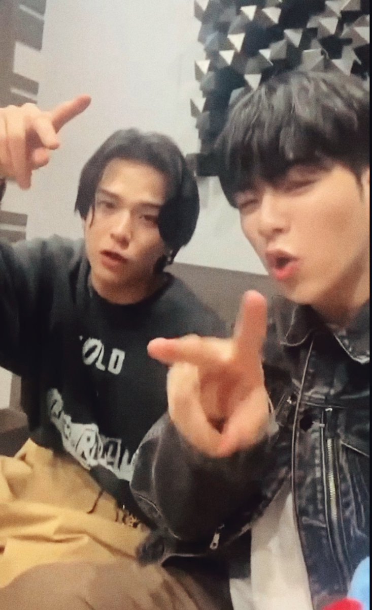 imyourxpjb's tweet photo. คู่นี้น่ารักมาก มีความเสื้อสีดำคู่กันด้วยเหมือนแฟื่อน นัดกันใส่มาเลยอ่า #แจซาฮิ #jaeshi https://t.co/JT7fLXYoYF