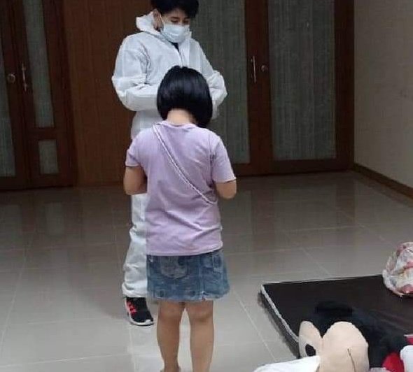 joe_black317's tweet photo. อีกข่าวเศร้าเช้าวันนี้
 หนูน้อยคนนี้พ่อแม่ติดโควิด ล่าสุดแม่อาการทรุดเสียชีวิตที่บ้าน
 ลูกสาวตื่นเช้ามาต้มมาม่าให���แม่กิน พอไปปลุกแม่ ปรากฏว่าแม่เสียชีวิตแล้ว
 "หนูพยายามปลุกแม่กินมาม่า แต่แม่ไม่ยอมพูด.." TT
#โควิค19
#ไว้อาลัยผู้เสียชีวิตจากโควิด https://t.co/mA8lxrWcnJ