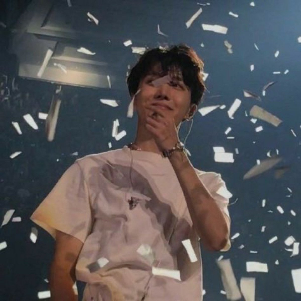 jhs__bot's tweet photo. @thstaiI here!! he loves you very much, he is proud of you, you are important, you are valid, do not give up, please be careful and drink water !! 🌟💗 🤞🏻 https://t.co/t4L5ruNwiq