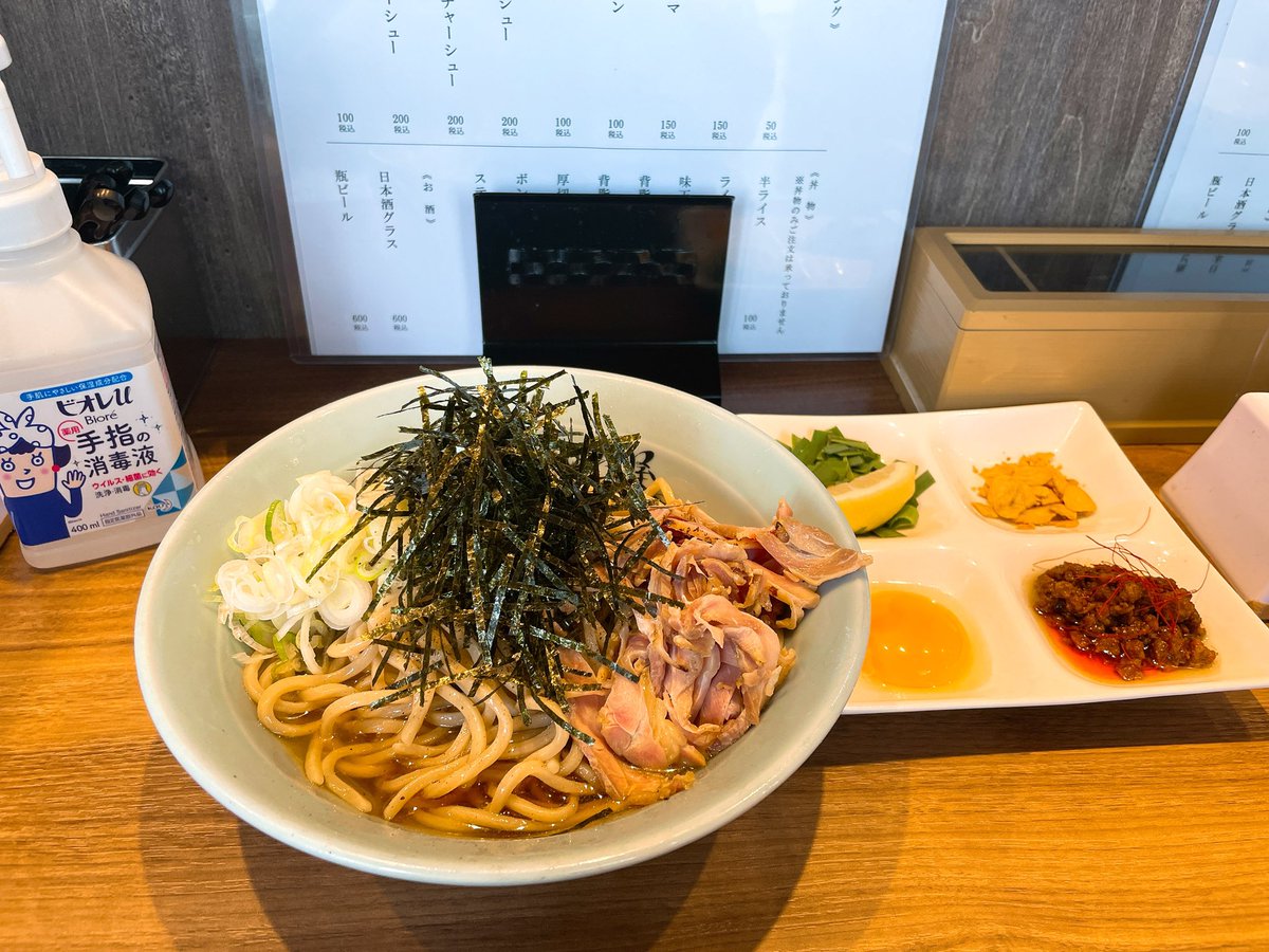 こいけ屋@仙台

先輩のお店の近くに
凄い並んでるラーメン屋がある！！
って事で早速行ってみたけど
これが大当たり🎯

写真の期間限定の冷やし鶏中華は
鶏中華から台湾まぜそば風になるのが
面白い！！

#食べ歩き #ラーメン #仙台 #若林区 #こいけ屋