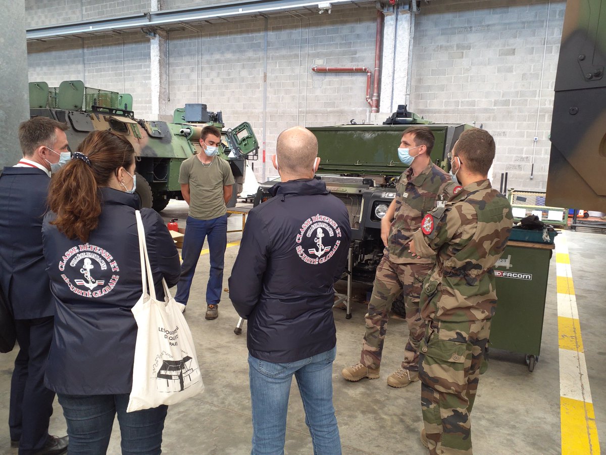 C2ermat's tweet image. Projet de convention Classe de défense et de sécurité globale (CDSG) au @2e régiment du Matériel à Bruz (35). Une première rencontre-visite du #2RMAT a eu lieu au quartier Wiltz le mardi 6 juillet 2021 entre les professeurs du collège et des cadres du régiment.
#arméenation