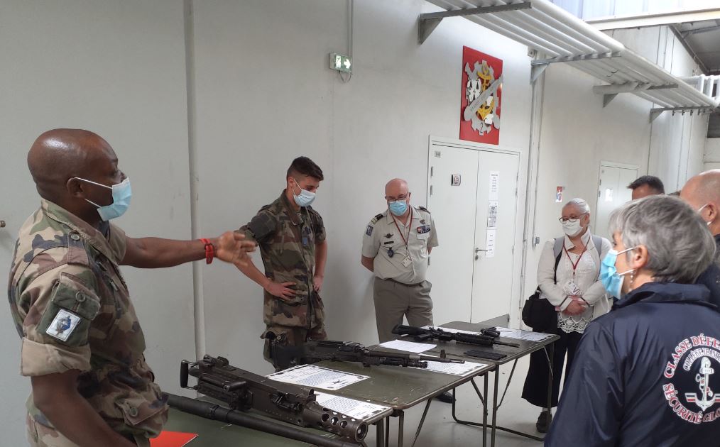 C2ermat's tweet image. Projet de convention Classe de défense et de sécurité globale (CDSG) au @2e régiment du Matériel à Bruz (35). Une première rencontre-visite du #2RMAT a eu lieu au quartier Wiltz le mardi 6 juillet 2021 entre les professeurs du collège et des cadres du régiment.
#arméenation