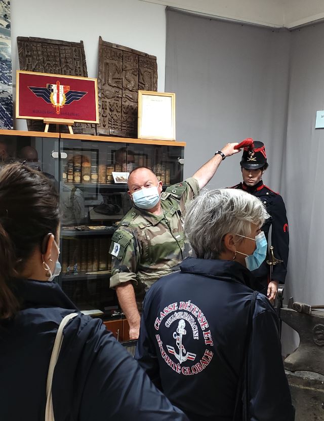 C2ermat's tweet image. Projet de convention Classe de défense et de sécurité globale (CDSG) au @2e régiment du Matériel à Bruz (35). Une première rencontre-visite du #2RMAT a eu lieu au quartier Wiltz le mardi 6 juillet 2021 entre les professeurs du collège et des cadres du régiment.
#arméenation