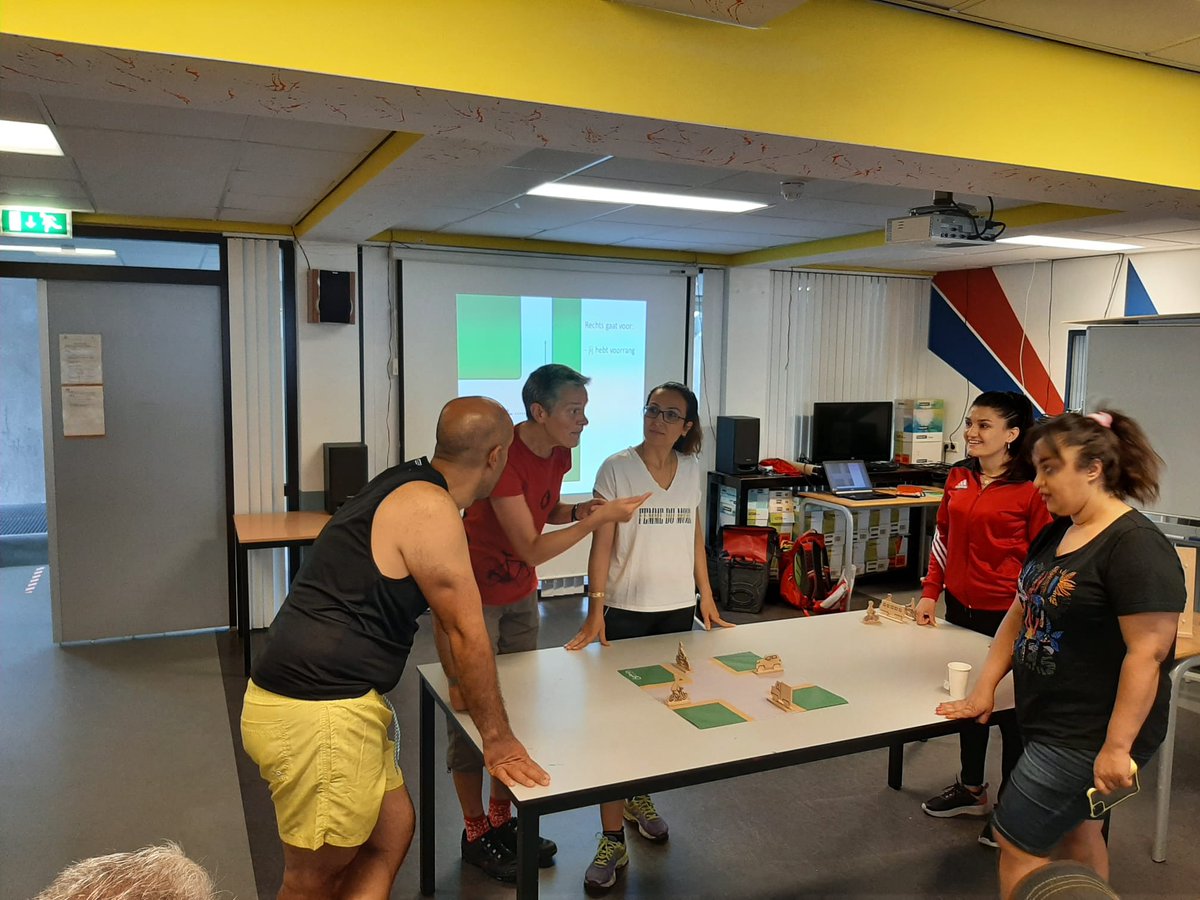 Wie heeft voorrang, wie mag eerst? Theorieles op het AZC in Leersum. Een heel gemotiveerde en leergierige groep mensen die veilig op straat willen fietsen. Zo fijn om mensen letterlijk een stukje op weg te helpen.
<a href="/AzcLeersum/">@COA_azcLeersum</a>