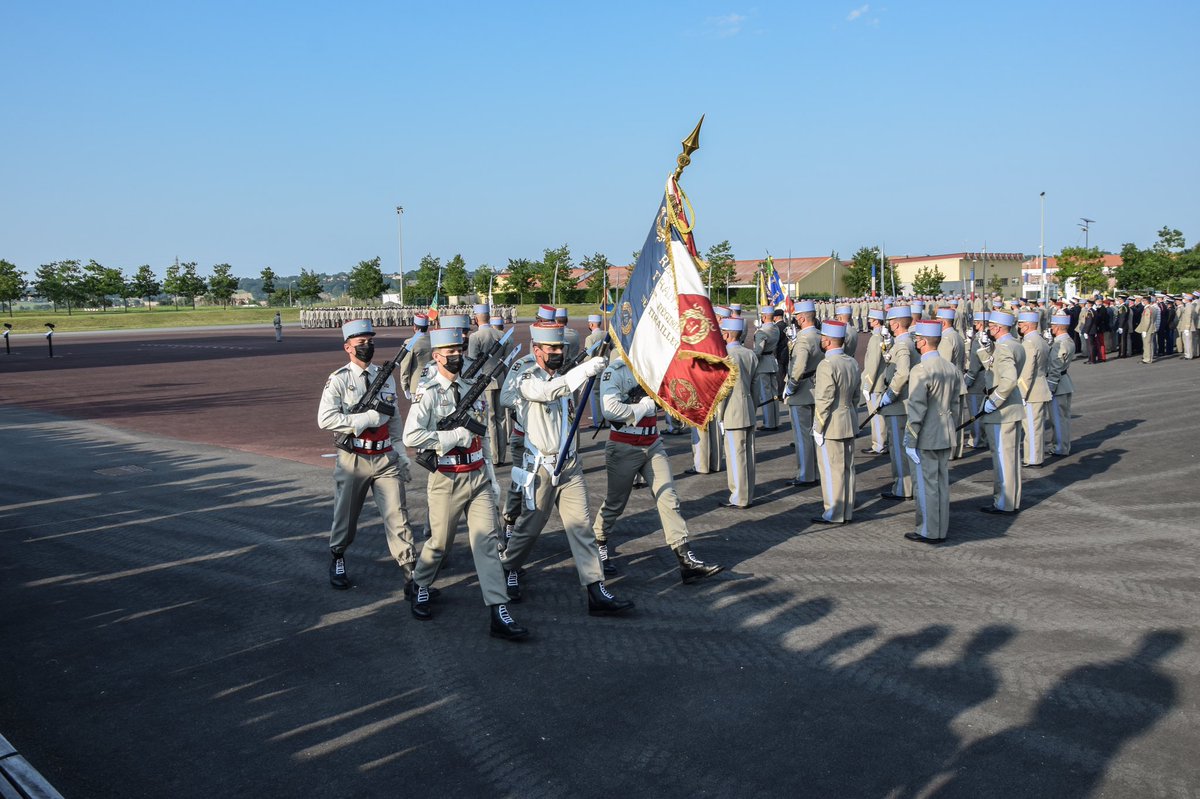 1er_Tirailleurs's tweet photo. La Nouba et la garde au drapeau du #1RTir ont participé à la cérémonie de remise de galons de la 346e promotion de l’ENSOA, présidée par le général d'armée BELLOT des MINIERES, à Saint-Maixent. Cette promotion porte le nom de l’adjudant-chef André ANDREUX sous-officier tirailleur https://t.co/mIg09nVSVt