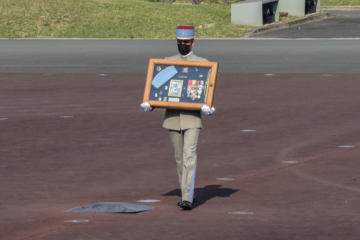 1er_Tirailleurs's tweet photo. La Nouba et la garde au drapeau du #1RTir ont participé à la cérémonie de remise de galons de la 346e promotion de l’ENSOA, présidée par le général d'armée BELLOT des MINIERES, à Saint-Maixent. Cette promotion porte le nom de l’adjudant-chef André ANDREUX sous-officier tirailleur https://t.co/mIg09nVSVt