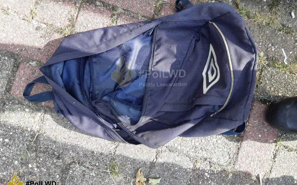 Vaargasten vinden dode hoogzwangere poes in rugzak in Van Harinxmakanaal in Leeuwarden.: Opvarenden van een boot ter hoogte van de Nijlânsdyk in Leeuwarden hebben dinsdagmiddag een dode, hoogzwangere poes uit het Van Harinxmakanaal gehaald. De poes zat… dlvr.it/S4ZDyN