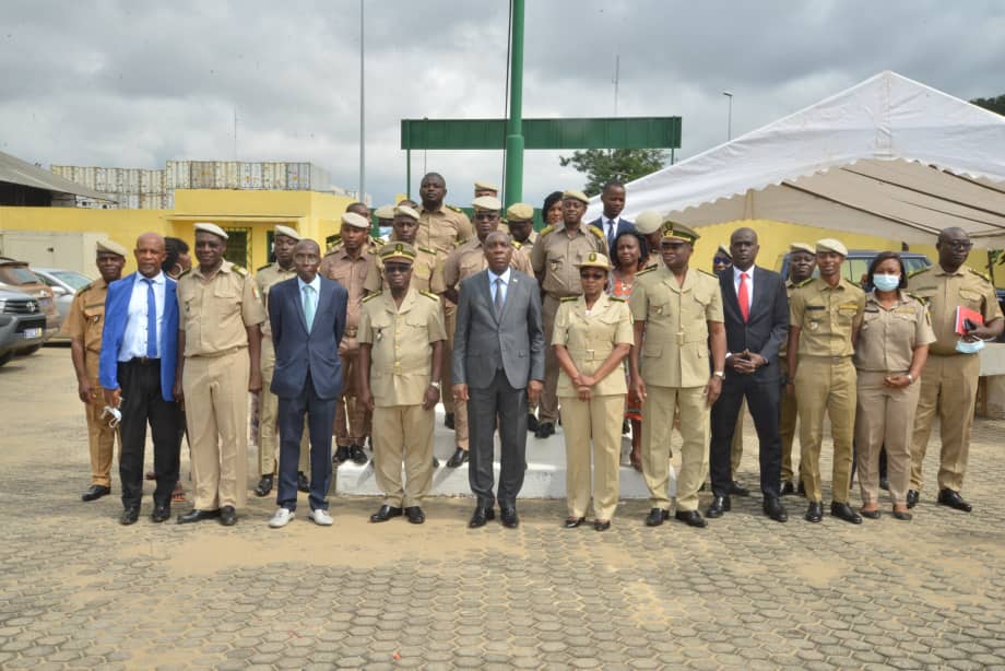 J'ai présidé  un atelier de Formation relatif à l'identification et au contrôle des substances qui appauvrissent la couche d'ozone (SAO) avec pour cibles les agents des Douanes du port, de l'aéroport et les contrôleurs du Ministère du Commerce. 
#MINEDDCI <a href="/dgdouanesci/">Douanes Ivoiriennes</a>
