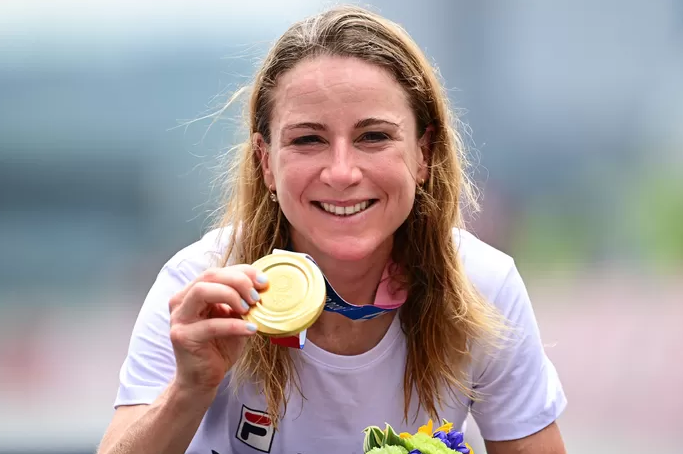 Gemeente Bronckhorst (@gem_bronckhorst) on Twitter photo Wij feliciteren oud-Vordenaar <a href="/AvVleuten/">Annemiek van Vleuten</a> van harte met het goud (en eerder al zilver) op de Olympische Spelen! Ook feliciteren wij natuurlijk haar moeder (en familie en bekenden) in #Vorden. Foto: © AFP Wij feliciteren oud-Vordenaar <a href="/AvVleuten/">Annemiek van Vleuten</a> van harte met het goud (en eerder al zilver) op de Olympische Spelen! Ook feliciteren wij natuurlijk haar moeder (en familie en bekenden) in #Vorden. Foto: © AFP