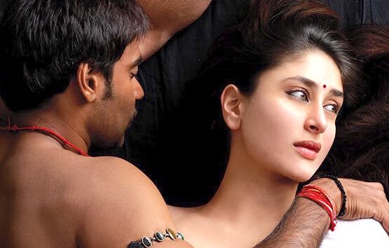 htcity's tweet photo. “Thaka thaka sooraj jab nadi se hokar niklega,
Hari hari kaayi pe paanv pada toh phislega.
Tum rok ke rakhna main jaal giraaoon,
Tum peeth pe lena main haath lagaaoon.” ~ O Saathi Re 

#Omkara #15YearsOfOmkara #kareenakapoorKhan @ajaydevgn https://t.co/UVvWXzT28u
