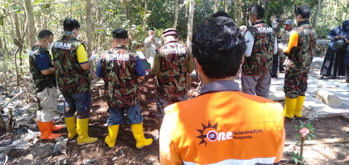 kokamgeka's tweet photo. Laporan tunda, bantuan pemakaman NON-COVID. Selasa Wage, 27/7/21, 10:00. Bp M (L/78th), meninggal dunia di Panti Lansia Almarina Srimpi, dengan kendala warga takut mendekat.

Hentikan stigma, bantu sesama. Berikan hak jenazah dengan semestinya, wujud pembelaan terahir https://t.co/dwRcfvUfBL