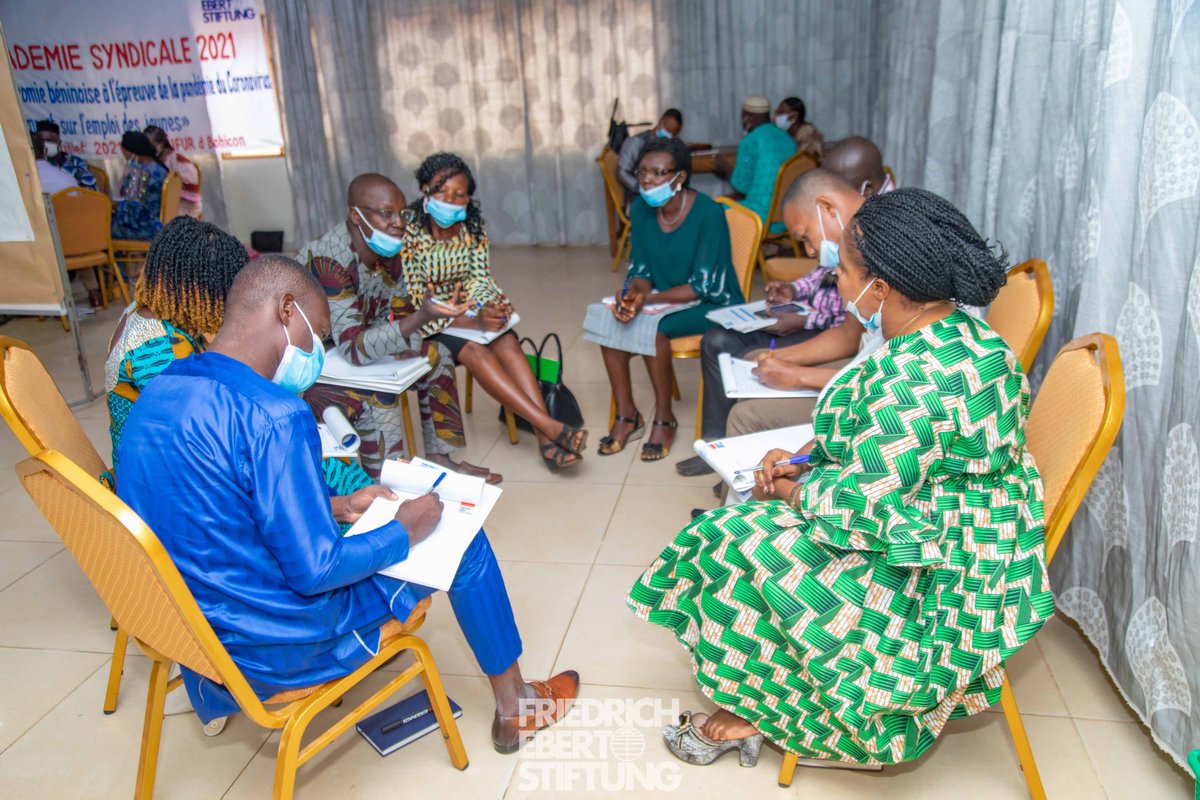 Fes_Benin's tweet photo. Première journée de cette Académie syndicale qui s’étend sur quatre jours. Après la cérémonie d’ouverture avec la Rpte résidente, #Iris_NOTHOFER, les activités prévues pour ce jour démarrent avec le marché d’information sur la houlette de l’expert consultant, #Hugues_Quenum. https://t.co/LDKH5MCgKu