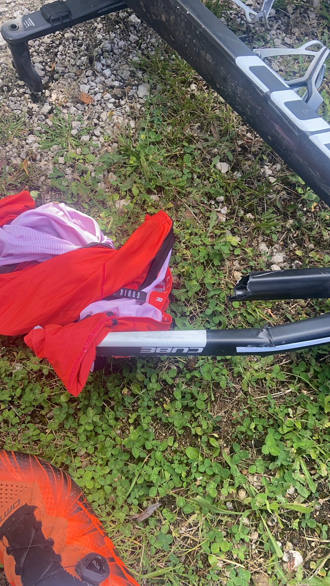 josselin_riou's tweet image. Fin de ma RAF… Fauché par un automobiliste dans un rond-point. Transporté à l’hôpital par les pompiers. Pas de blessure majeure mais un énorme coup au moral. Abattu.