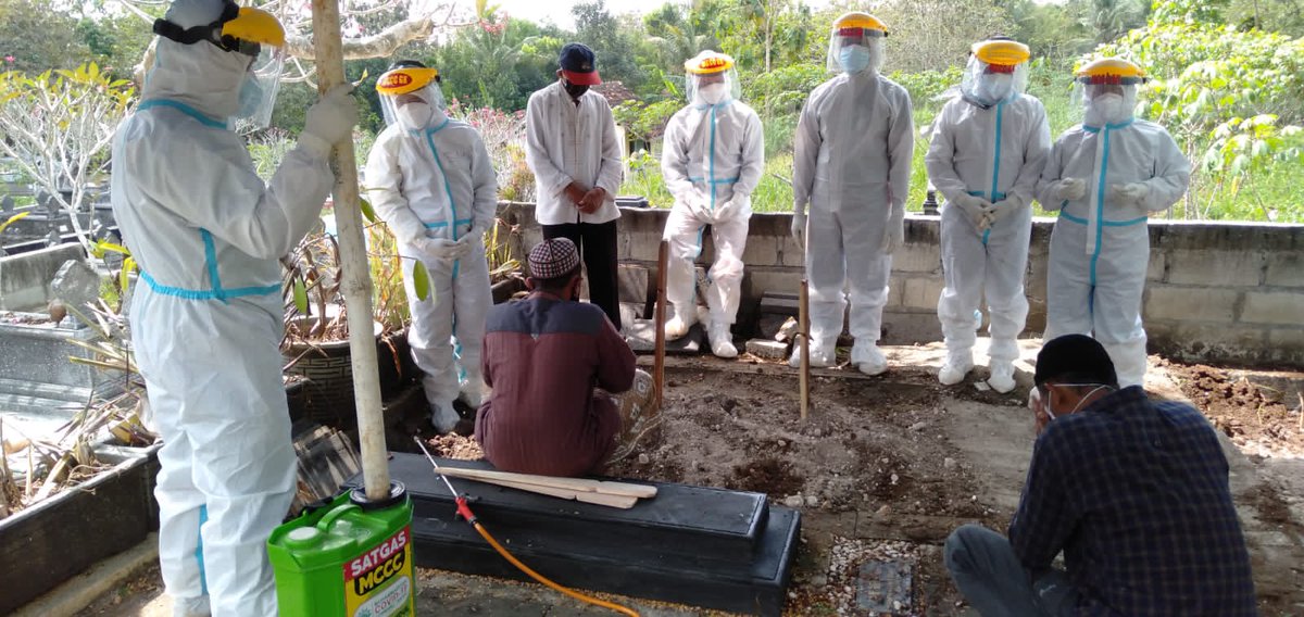 kokamgeka's tweet photo. Laporan Pemakaman Prosedur Covid-19. Rebo Kliwon, 28/7/21, 11:00. Bp ES (L/53th) warga Tegalmulyo, Kepek, Wonosari. Meninggal di rumah dalam ISOLASI MANDIRI. Dimakamkan di TPU Karangtengah, Wonosari. Dibantu Tim Pemakaman MCCC Gunungkidul. https://t.co/HQQmTOET1v