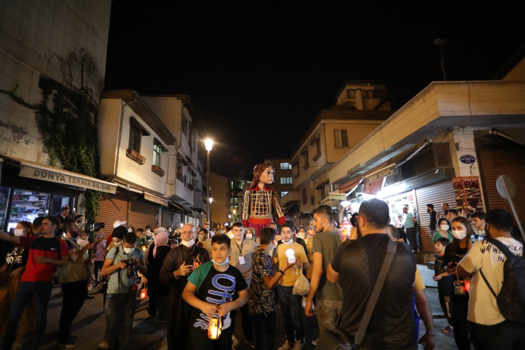 Little Amal (The Walk) (@walkwithamal) on Twitter photo The Walk has begun!
“We’re in the streets of Gaziantep, the streets are absolutely full of people and Little Amal has just started her first walk”. David Lan spoke live with <a href="/BBCFrontRow/">BBC Front Row</a> as the first of 100 events of welcome for #LittleAmal unfolded around her. The Walk has begun!
“We’re in the streets of Gaziantep, the streets are absolutely full of people and Little Amal has just started her first walk”. David Lan spoke live with <a href="/BBCFrontRow/">BBC Front Row</a> as the first of 100 events of welcome for #LittleAmal unfolded around her.