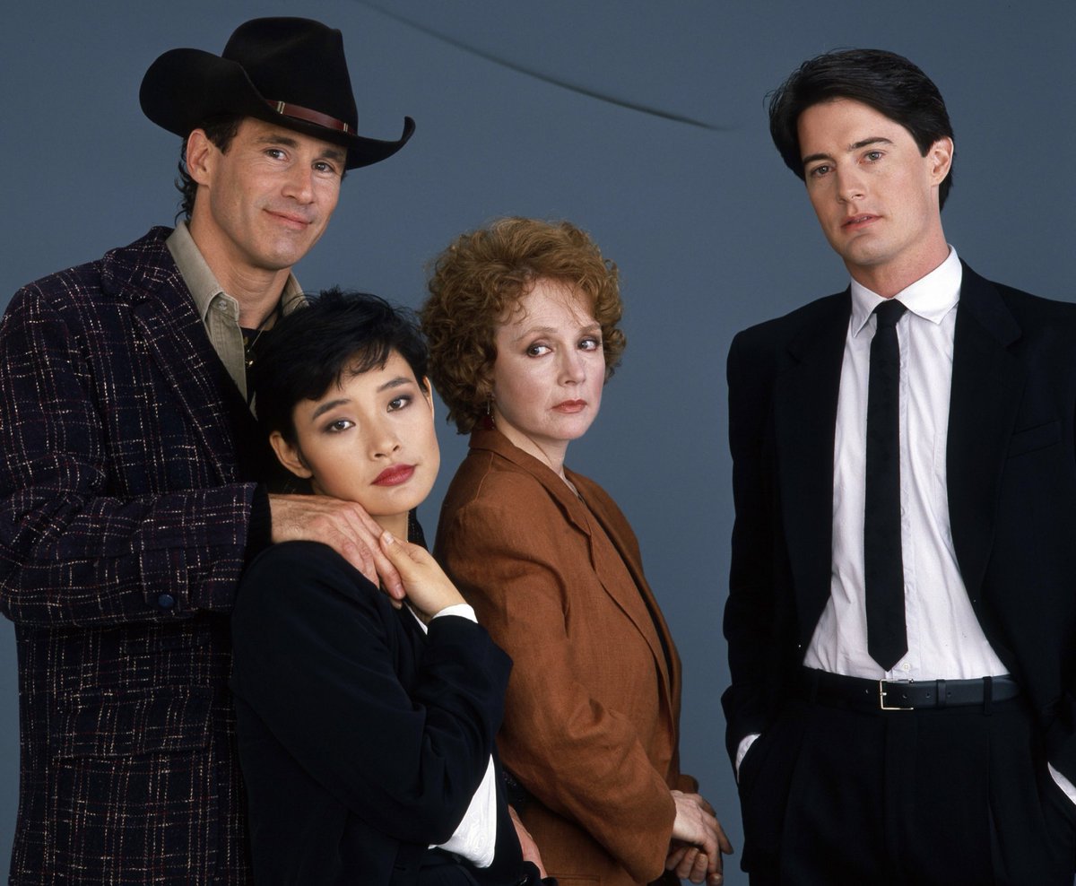 _peaksfreak_'s tweet photo. More Twin Peaks Promo pics...
#TwinPeaks #PromoPics #MichaelHorse #KyleMacLachlan #ericdare #JamesMarshall #EverettMcGill #MichaelOntkean #DanaAshbrook  #MadchenAmick #JoanChen #piperlaurie #DavidLynch #MarkFrost https://t.co/zUdIX5WyC7