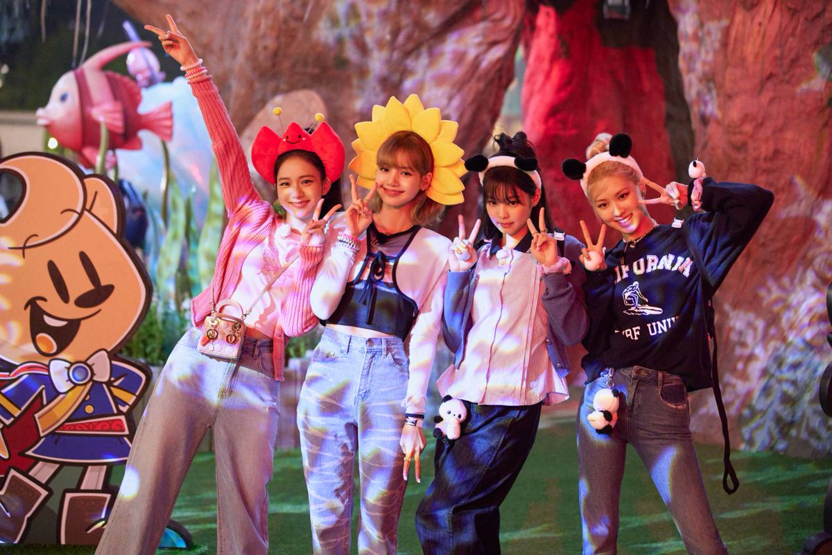 BLACKPINK spent a memorable day at the theme park in celebration 