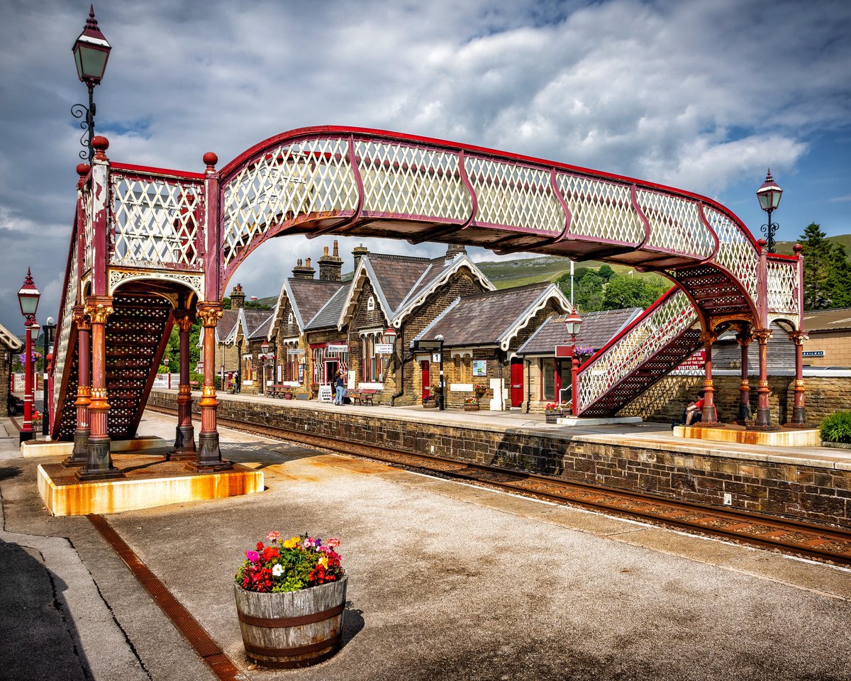 The gorgeous Settle Station footbridge 🥰
.
.
#bbcYorkshire #theyorkshiredales  
#Yorkshire #YorkshireDay #WelcomeToYorkshire #photographer 
#LoveGreatBritain #photography #OMGB #WelcomeToGreat