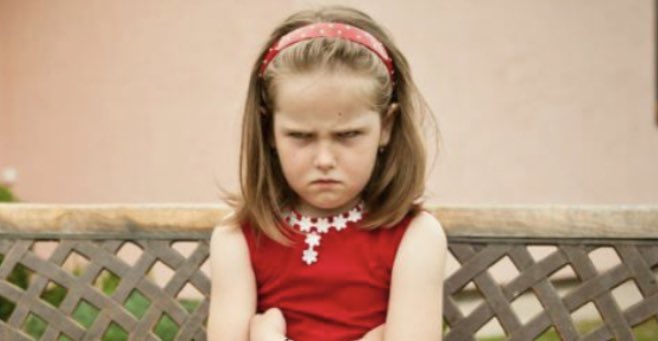 обиженная девочка. обида девочка. обида девочка. девочка обиделась. сердитая девочка.