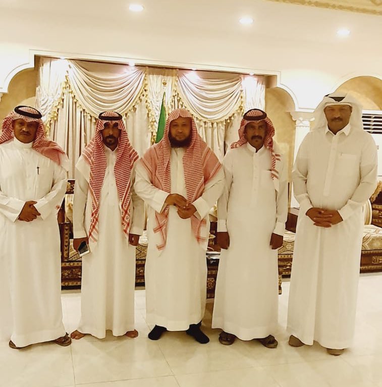 al_badna's tweet photo. استقبل مساء اليوم الثلاثاء ١٩ / ١٢ ١٤٤٢هـ شيخ قبيلة البدنة بمحافظة #العلا خالد بن حمد الفرحان المورعي ، بمجلسه العامر الأوان فواز صويلح و خلف صويلح من منسوبي الحرس الوطني بمنطقة #حائل https://t.co/eH3lkI0NMq