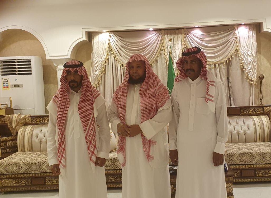al_badna's tweet photo. استقبل مساء اليوم الثلاثاء ١٩ / ١٢ ١٤٤٢هـ شيخ قبيلة البدنة بمحافظة #العلا خالد بن حمد الفرحان المورعي ، بمجلسه العامر الأوان فواز صويلح و خلف صويلح من منسوبي الحرس الوطني بمنطقة #حائل https://t.co/eH3lkI0NMq