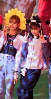 jenlisazone's tweet photo. Coming for that 144p standing next to each other content, gotta take all the crumbs that we can get #JENLISA https://t.co/Hjxy0PI3ie
