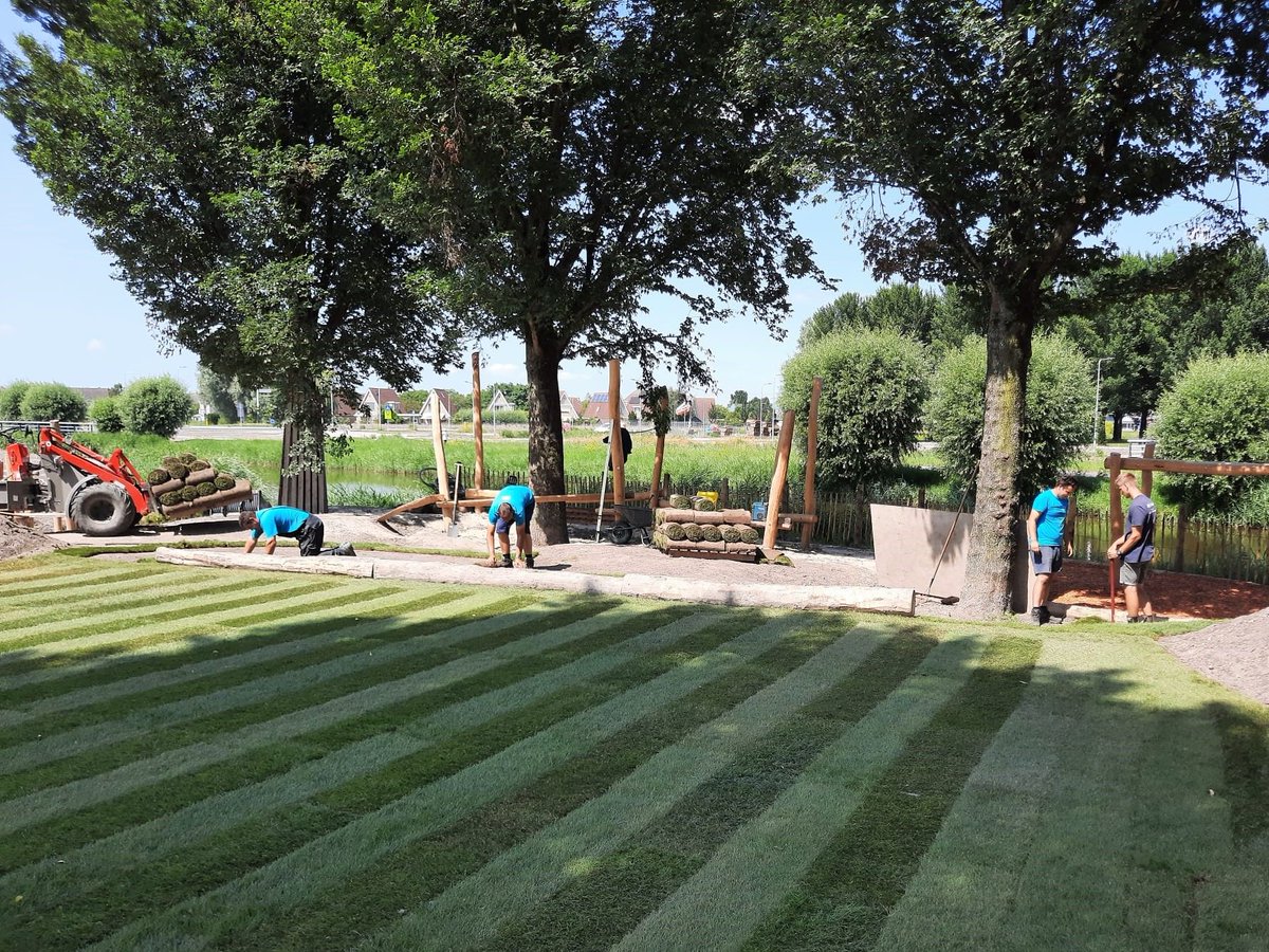 Naast het grondwerk, het houtwerk en de bestrating is nu de groene aanleg van het kindcentrum Avenhorn begonnen. #natuurlijkspelen #Avenhorn #groen #aanleg #HOEK