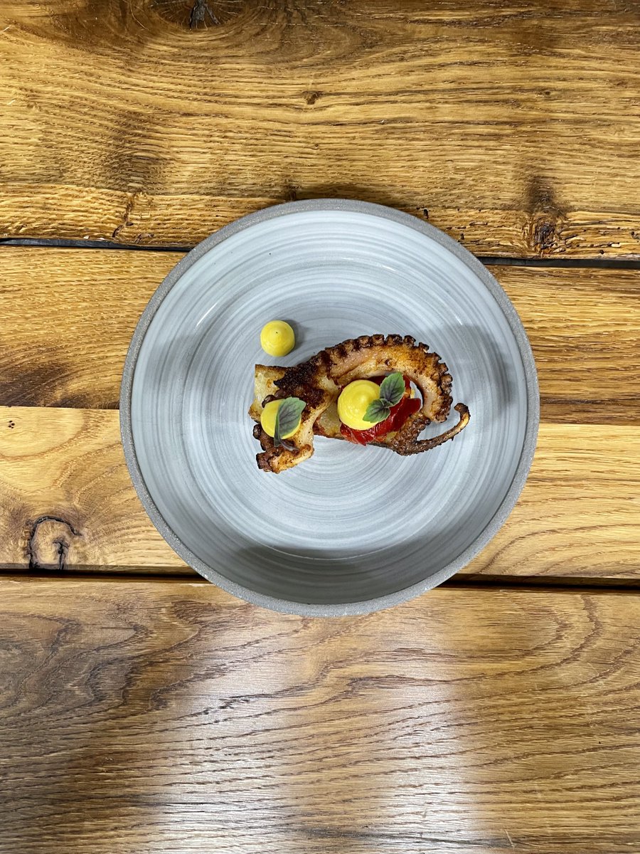 Gruß aus der <a href="/WagenhallenK/">Wagenhallen Küche</a> 
Felsenoktopus mit Harissa &amp; Pan Tumaca 🍅

#wagenhallenstuttgart #wagenhallen #stuttgart #0711 #oktopus #pntumaca #harissa #food #foodporn #finedining #seafood