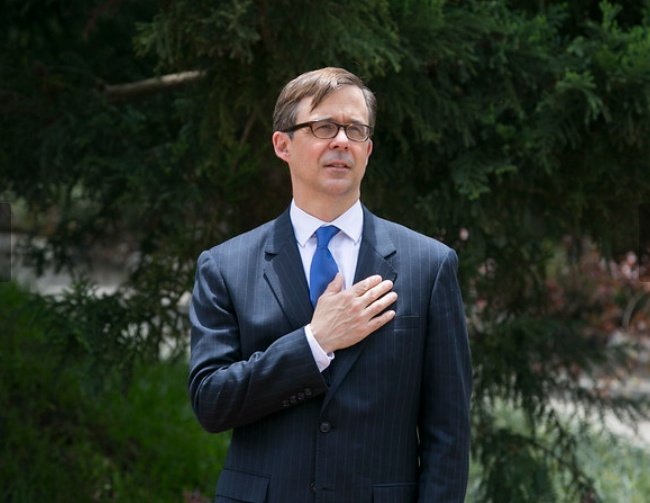 Muzungu4's tweet photo. Tuzagukumbura cyane Ambassador Peter Vrooman. Wakundaga u Rwanda🇷🇼 n'Ikinyarwanda.

Amb. @vroomanp has been appointed by President Biden to serve as the next U.S🇺🇸 Ambassador to Mozambique🇲🇿 . He has served as U.S Ambassador to Rwanda since March 2018. All the best. https://t.co/PFBUjEIrdL