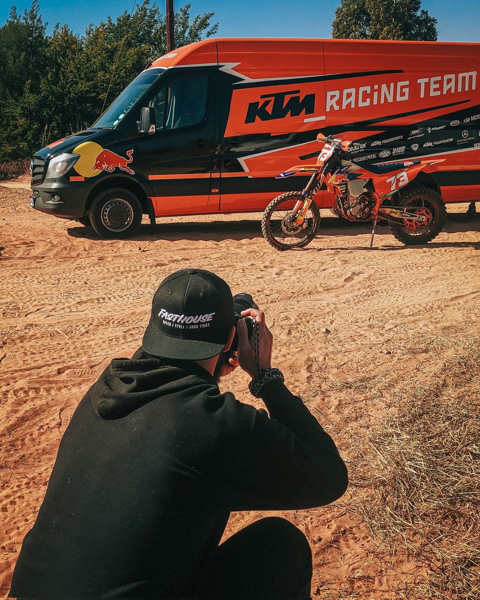 Very excited to get behind the camera and shoot with my good friend @charanmoore 
Super excited for the rest of the years projects 
📸 @sidetrackpat 
@KTMSouthAfrica
@RedBullZA
#readytorace #ktmsouthafrica  #ProFunHavers #givesyouwings #hardenduro #FujiFilmXSA