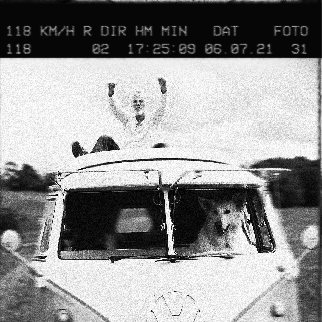 thomasdofficial's tweet photo. Da lässt man einmal den Hund ans Steuer… 80 war erlaubt, weiß jemand ob Lou jetzt Punkte bekommt oder ich? Mehr dazu am 30.7.
#ThomasD #TheKBCS #MARSSESSIONS https://t.co/b3anaenLqB