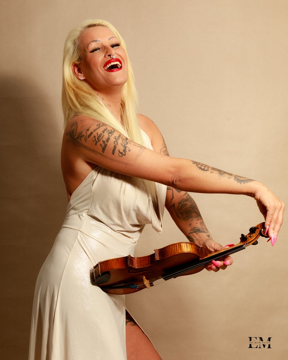 EmjayRosso's tweet photo. Manchmal kann ich auch anders. :)
Knutscha, eure @EmjayRosso
#Homestudio #model #modelpictures #violine #smile
#modeling #modelfotografie #portrait
#porträt #portraitfotografie #porträtfotografie #dessous #portraitphotography #frau
#klassisch #kleid #kurven #tattoomodel https://t.co/J9VvPvK8el