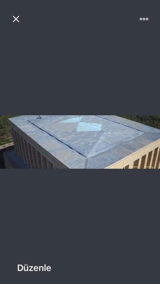 ...ANITKABRİN 
ÇATISINDAKİ SEMBOL;

Eski Kadim bir Sirius sembolünün benzeri. 
Ulu Ata kabul edilen 
SoyKurucuların 
ya da 
SoyKurtarıcıların mezarlarına işaretlenir. 

Atalardan kalma anıların etkisi...