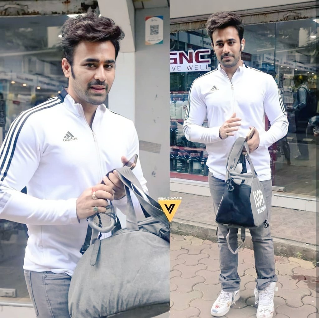 pearlvpurifc_TH's tweet photo. Pearl in Andheri !
Feel good to see your smile yesterday. We miss you, Pearl ❤🥰 @pearlvpuri
.
.
#istandwithpearl #pearlvpuri #brahmarakshas2 #naagin3 #นาคิน #Naagarjun #อิทธิฤทธิ์เทพนาคา #BepanahPyarr #BadtameezDil #merisaasumaa #peerhmeri #pearlvpurifcthailand #เพิร์ลวีปูรี https://t.co/ZvE7rnZLw4