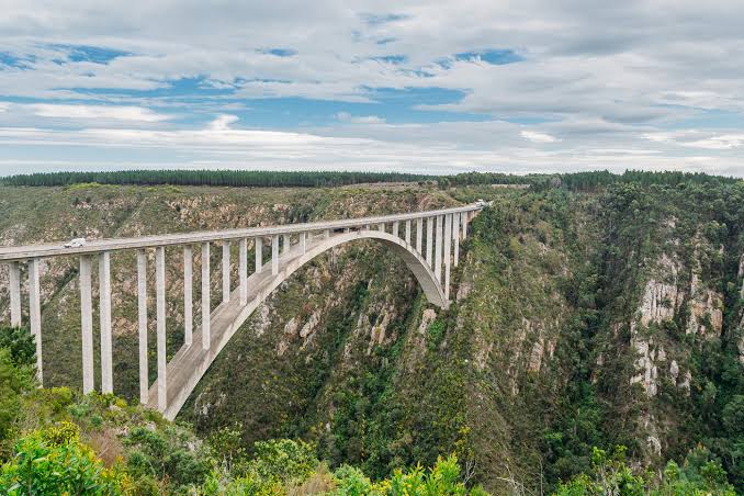 Facts_RSA's tweet photo. At 216 metres (709ft) the Bloukrans Bridge in Western Cape, South Africa is the 3rd highest commercial bunjee jump in the world and the highest in Africa.
(https://t.co/4uW3ul6KgV)
#factssouthafrica #SouthAfrica #bloukransbridge #westerncape #bunjee #Africa #bunjeejumping https://t.co/mACY71bR2X