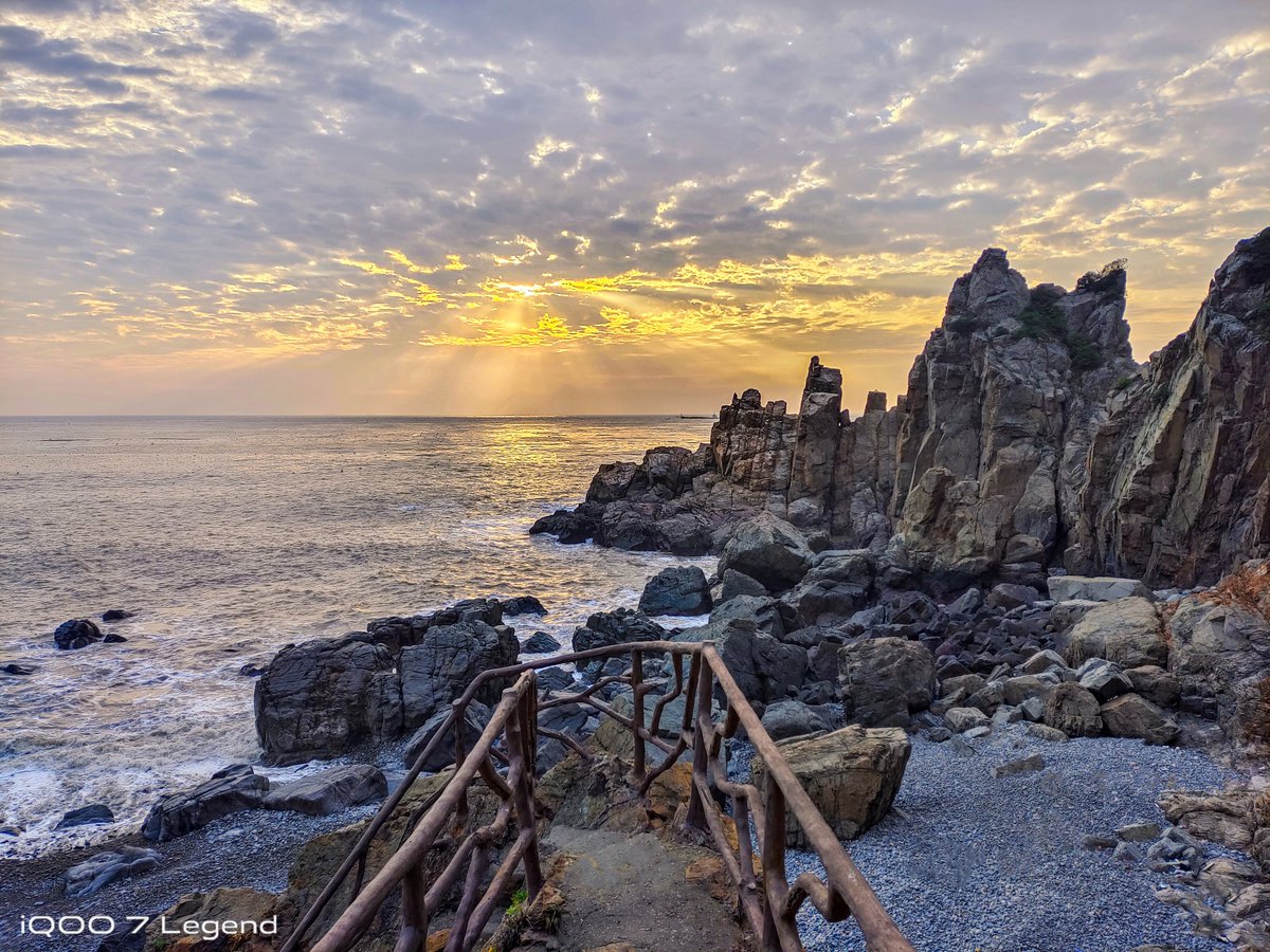 IqooInd's tweet photo. Capture stunning landscapes like a pro with 48MP OIS Main Camera. 

The sunsets are waiting to be captured, get your hands on iQOO 7 Legend now.

#iQOO7Legend #ShotOniQOO #iQOO https://t.co/pIp9E4R787