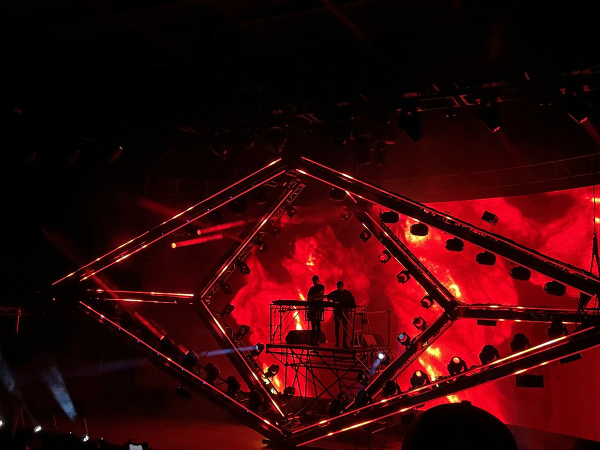 Midnight_Crysis's tweet photo. @SlanderOfficial never fails to make me cry, I’m sad I didn’t get the opportunity to replace my stolen jersey from forbidden kingdom… but this show was everything I needed and more 😭❤️ thank you guys for every song you released and played live tonight. https://t.co/rBDRuotZDx