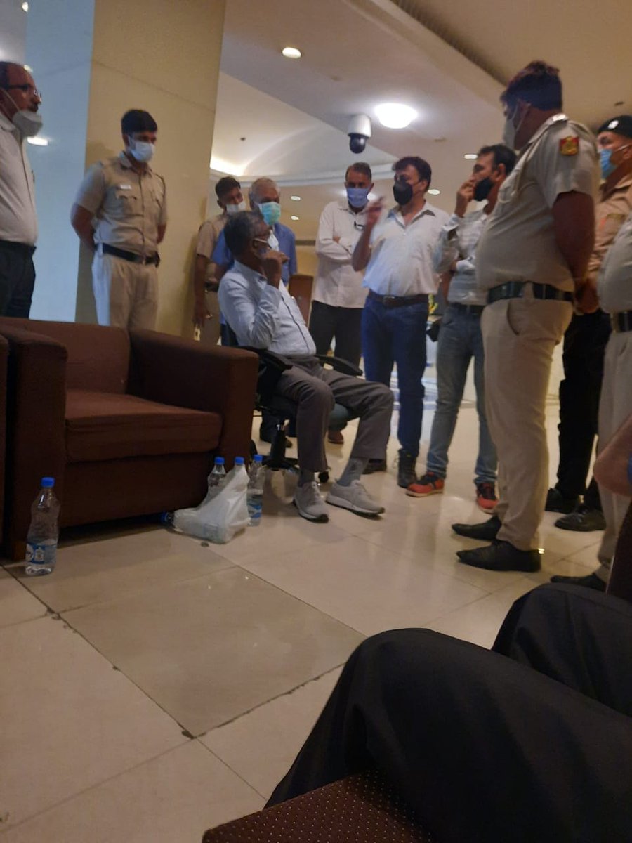 aiteea_India's tweet photo. @PMOIndia @AshwiniVaishnaw @devusinh @CMDBSNL @vineetkhare Leaders of All Union &amp; Association of @BSNLCorporate (AUAB) are on hunger fast.  Neither 4G nor timely salary https://t.co/uLEWu6THxR