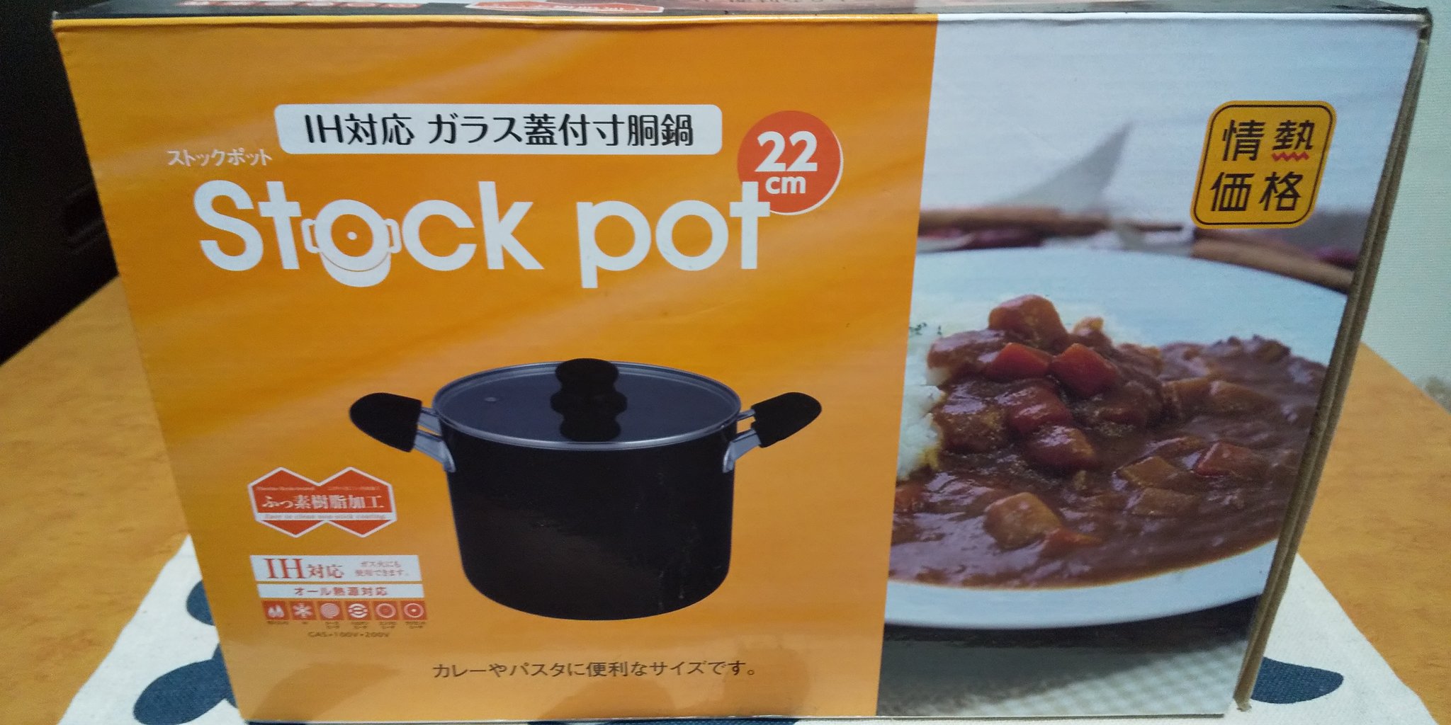 Aki 𓆲 カレーを作った鍋 を洗うのにお湯を沸騰させて そのお湯を捨ててキッチンペーパーで拭くと話題になりましたけど ご飯と卵を入れて加熱しながらかき混ぜると 鍋にこべり付いた カレーを綺麗に絡め取ってくれるし流しに油を流すことなく最後まで美味しく