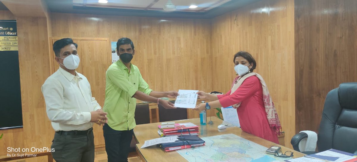 કોવિડમાં આરોગ્ય વિભાગના અવસાન પામેલ કર્મચારીના સગાને PMGKY અંતર્ગત નવસારી જિલ્લાના 3 લાભાર્થી,૧.આશા વર્કર, ૨.સ્ટાફ નર્સ,૩.એકાઉન્ટન્ટ તમામના એકાઉન્ટમાં રૂ.૫૦ લાખ જમા કરવામાં આવ્યા,લાભાર્થી ના સગા દ્વારા માન. જીલ્લા વિકાસ અધિકારીશ્રી ની શુભેચ્છા મુલાકાત.