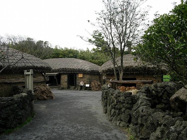INCO_FANG's tweet photo. { Honey Update }
πSeongeup folk village, Jeju
Ready to take a step into the past at Seongeup village and learn about the history here. Itβs such a pretty place to be π₯Ίπ
#RoseWoodXJeju #TeamBAMF https://t.co/B0sGTxyxA7