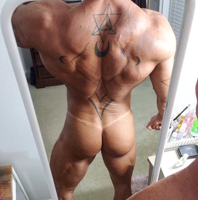 Good morning 🐪 day!  #tanlines #thongmen #thongtanline #backday https://t.co/L5K0KY0yw2