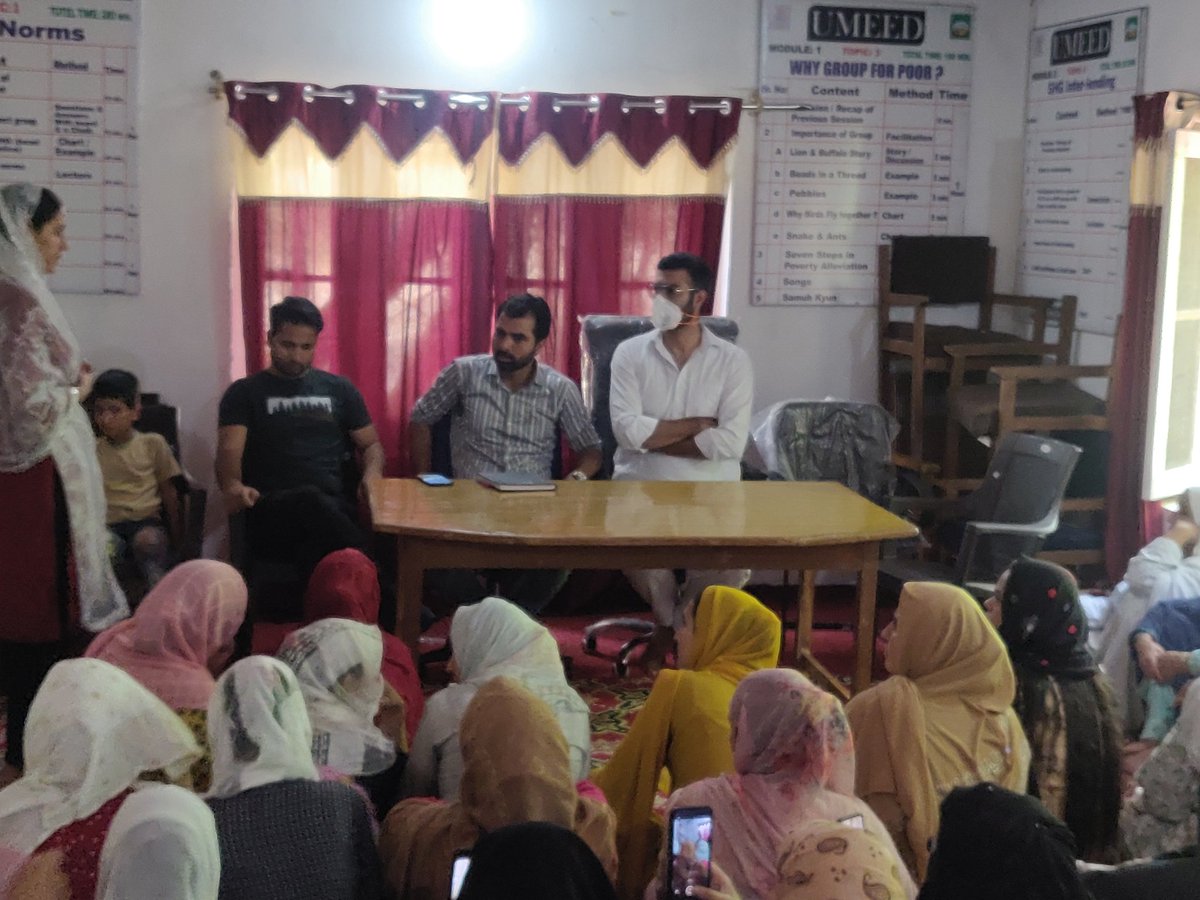 LoneNasir_'s tweet photo. Interacted with various SHGs, working with #UMEEDJKRLM at Sogam with District Officer Kupwara, Mr. Zahoor Ahmad. It's wonderful to see our women breaking the shackles and transforming rural economy. Requesting @DrSyedSehrish to visit our district and encourage them. https://t.co/eeXfgymEtI