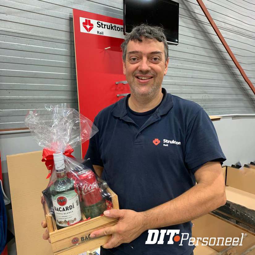 Onlangs werd Arthur door collega Apolonia verrast op zijn werkplek. En niet zomaar, Elektromonteur Arthur is alweer 12,5 jaar in vaste dienst bij DIT 🥳. Met zijn tomeloze inzet en enthousiasme heeft hij dit mooie jubileum behaald, gefeliciteerd!! 👏 #jubileum #werkenindetechniek